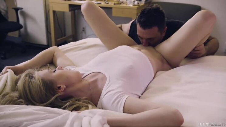 Blonde Hannah Hays Gets Handjob from Mark Zane