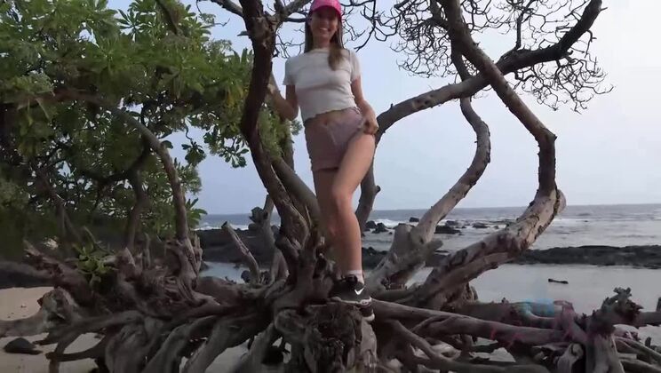 Fingering Jill on the Hawaiian Beach