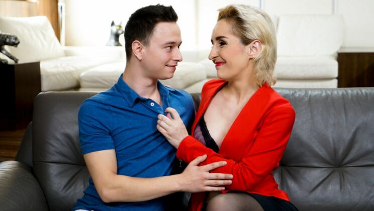 Nikki Nuttz Gets Blown by Di Devi