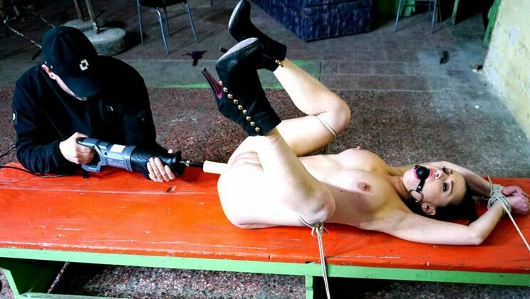 Azöe Loves Being Fucked by a Machine