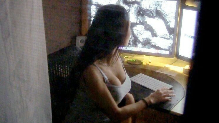 Curvy Girl Enjoys Reverse Cowgirl