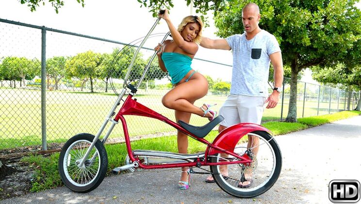 Hairy Pussy Piper Squirts Cum