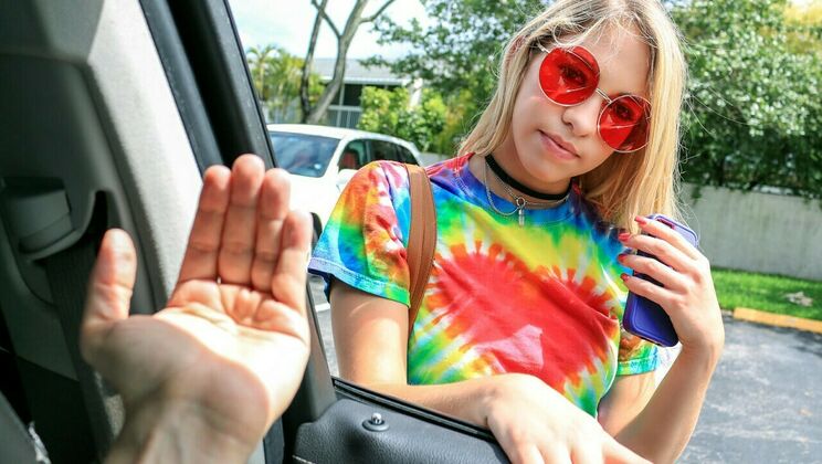 Girlfriend Gets Fucked in Car by Driver