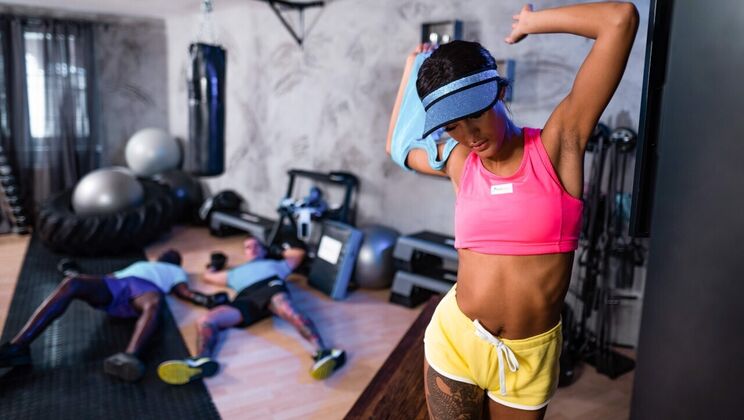 Tattooed guys fuck teen in athletic threesome